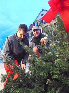 Dirk Caroli (links) und Hartmut Kersten vom Verein Stadtgeflüster VS haben ebenfalls Spaß beim Schmücken.  Foto: Riesterer Foto: Schwarzwälder Bote