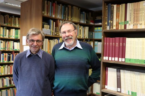 Rolf Vogt (links) übernimmt von Wolfgang Hermann die Leitung der Hechinger Heimatbücherei.  Foto: Kauffmann Foto: Schwarzwälder Bote