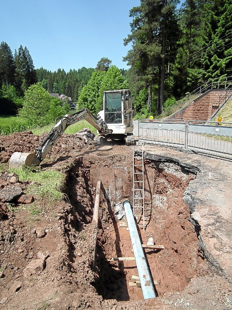 Ein großer Rohrbruch in der Würzbachtalstraße unterbrach für rund zwölf Stunden die Wasserversorgung in Würzbach und Zavelstein.