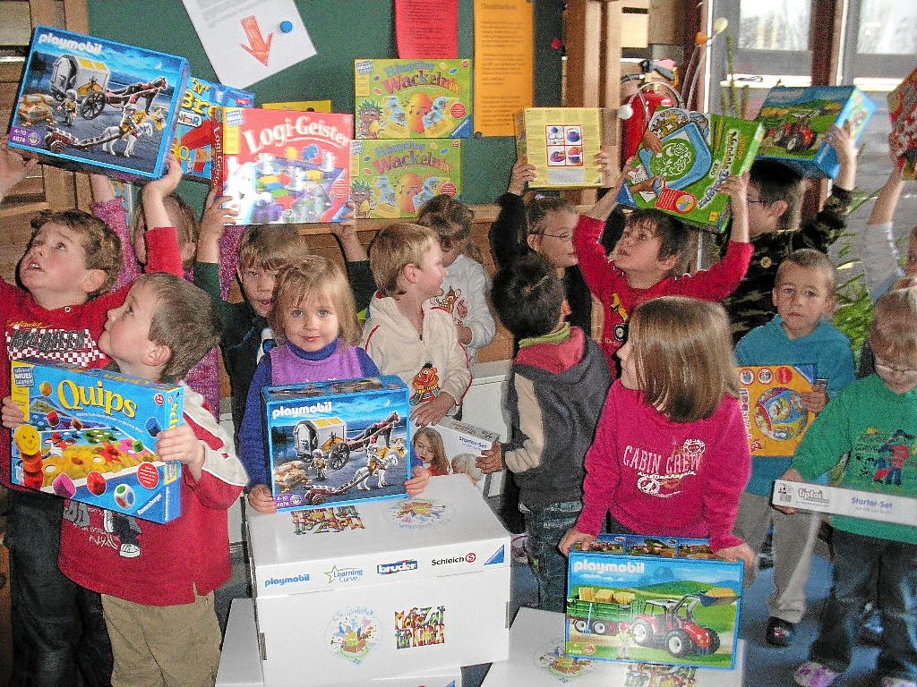 Die Waldmössinger Kinder freuen sich lebhaft über ihre neuen KiTa-Spielboxen, die sie sogar nach Hause mitnehmen dürfen.  Foto: Privat