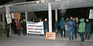 Vor der Rottweiler Stadthalle wurde gegen die Gäubahnkappung demonstriert. Foto: Weisser