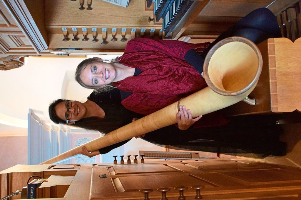 Ana Stankovi  am Alphorn und Carmen Jauch   an der Orgel gestalten die Orgelmusik zur Marktzeit. Foto: Laub