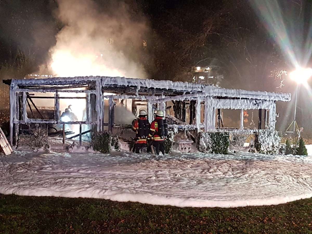Ein Wohnwagen brannten auf einem Campingplatz in Bad Liebenzell komplett aus.  Foto: SDMG/Gress