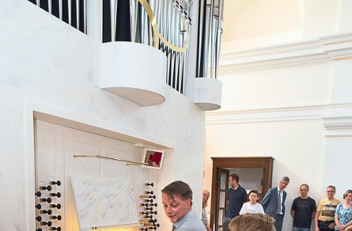 Der Orgel-Experte Michael Kaufmann erklärt Kindern und Erwachsenen die Haslacher Orgel direkt vor Ort. Foto: Evangelische Kirche Haslach