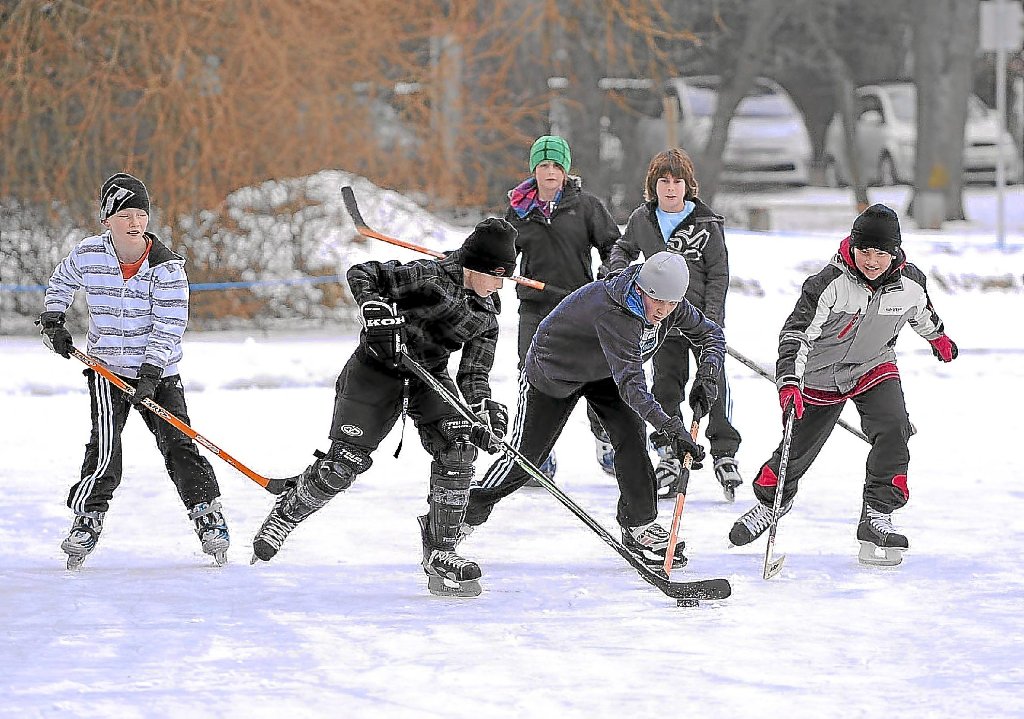 Hockeyspiel kann ab heute wieder auf dem Eisweiher in Villingen gespielt werden. Auch im vergangenen Jahr war das Eisvergnügen Anfang Februar möglich.