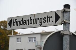 Das Hindenburg-Straßenschild wird nicht abgehängt. Foto: Reich