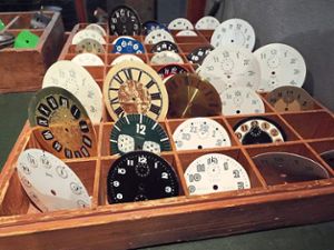Zeitlos interessant sind die Zifferblätter, die im Uhrenindustriemuseum  zu sehen sind. Foto: Streck Foto: Schwarzwälder Bote