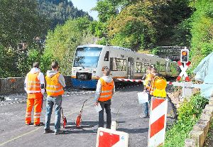 Die erste Bahn nach Inbetriebnahme des Automatikbetriebs beim Bahnübergang am Schiltacher Hirschen. Foto: Wegner Foto: Schwarzwälder-Bote