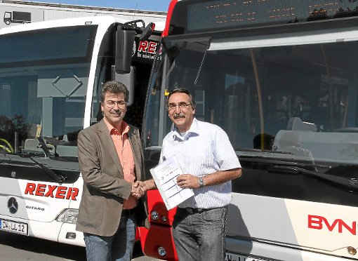 Arno Ayasse (links) freut sich über das DEKRA-Zertifikat von Werner Henne für sichere Schulbusse.  Foto: Priestersbach