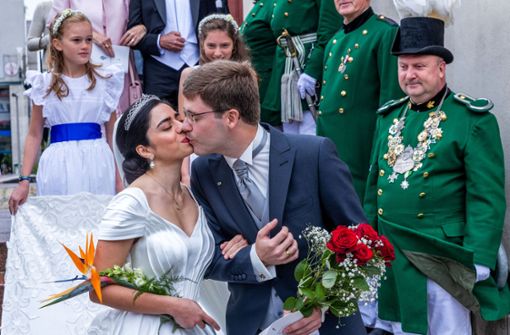 Erbprinz Georg Alexander zu Mecklenburg und Hande Macit sind nun auch kirchlich verheiratet. Foto: dpa/Jens Büttner