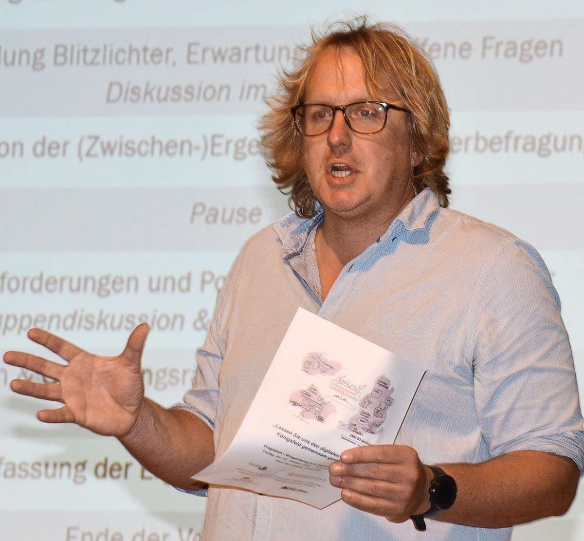 Jan Gruß moderiert den Bürgerdialog zum digitalen Wandel im Haus des Gastes.Foto: Herzog Foto: Schwarzwälder Bote