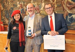 Der stellvertretende Bürgermeister Uwe Seeger und Rektor Klaus Ramsaier  (rechts) nahmen  den Preis bei einem Festakt in der Villa Reitzenstein entgegen. Foto: Stadt Foto: Schwarzwälder Bote