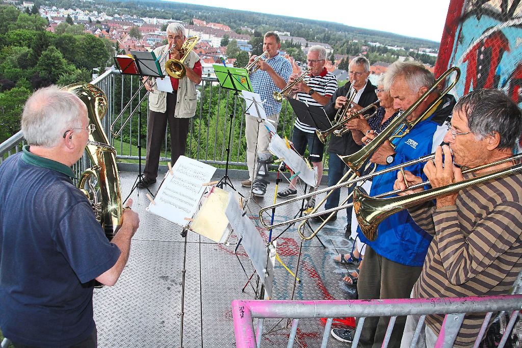 Hoch oben über der Stadt, auf dem Aussichts- und Funkturm am Hubenloch, gestaltet derzeit der Posaunenchor  der evangelischen Kirchengemeinde Villingen  an jedem Mittwochabend ein Kurzkonzert zur 1200-Jahr-Feier von Villingen-Schwenningen.   Fotos: Heinig