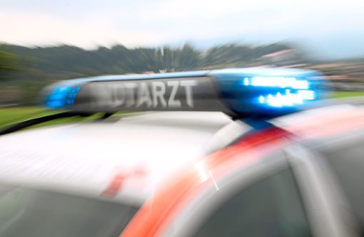 Der Notarztwagen verunglückte bei einem Überholversuch am Kreisverkehr in Ebingen. (Symbolfoto) Foto: dpa/Stephan Jansen