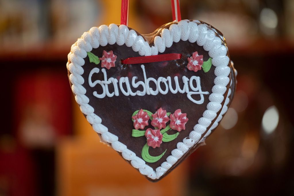 Ein Lebkuchenherz mit der Aufschrift Strasbourg hängt an einem Stand des Weihnachtsmarkts. Zwei Tage nach dem Straßburger Terroranschlag mit drei Toten hat die Polizei den mutmaßlichen Attentäter getötet. Foto: Marijan Murat/dpa