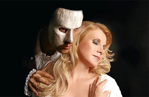 Axel Olzinger spielt das Phantom und Deborah Sasson schlüpft in die Rolle der Christine.   Foto: Veranstalter