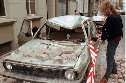 Dieses Auto in Bonn wurde am 13. April 1992 durch herabfallende Steine eines Gebäudes stark demoliert. Foto: dpa/Martin Gerten