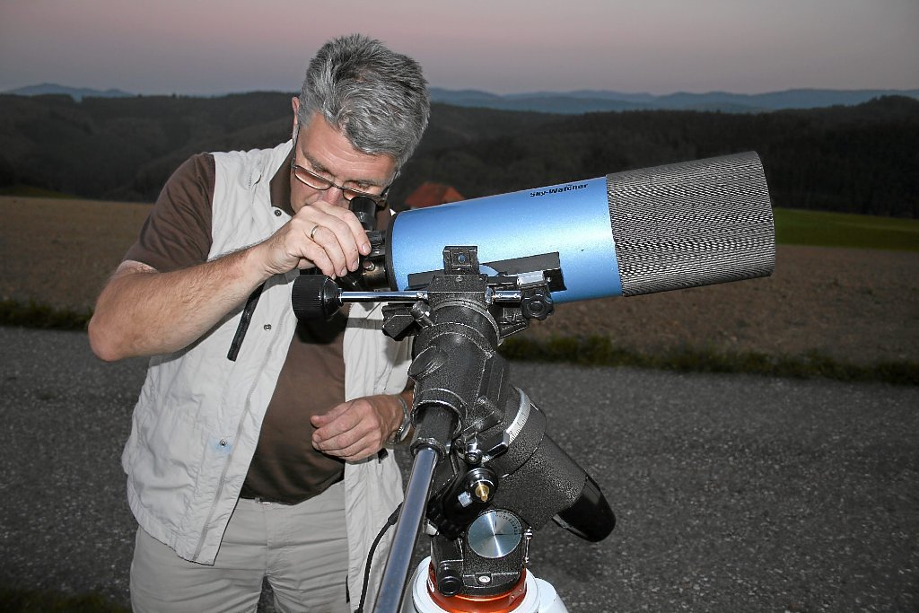 Hobby-Astronom Franz Schmalz wird den Venustransit auf den Tochtersmannsberg verfolgen. Archivfoto: Seehase Foto: Schwarzwälder-Bote