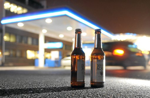 Eine jugendliche Testkäuferin hat in zehn von 15 Geschäften problemlos Alkohol und Zigaretten kaufen können. Die Polizei erststattet jetzt Anzeige gegen einige Verkäufer. (Symbolfoto) Foto: sb