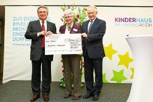 Mit einer Spende von insgesamt einer Million Euro bekräftigte Unternehmer Klaus Fischer (links) seine Unterstützung für das Kinderhaus. Foto: Wagner