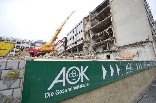 Am Berliner Platz in Stuttgart beißen die Bagger zu - das alte AOK-Gebäude wird für die Rosenberghöfe abgerissen. Foto: www.7aktuell.de | Florian Gerlach