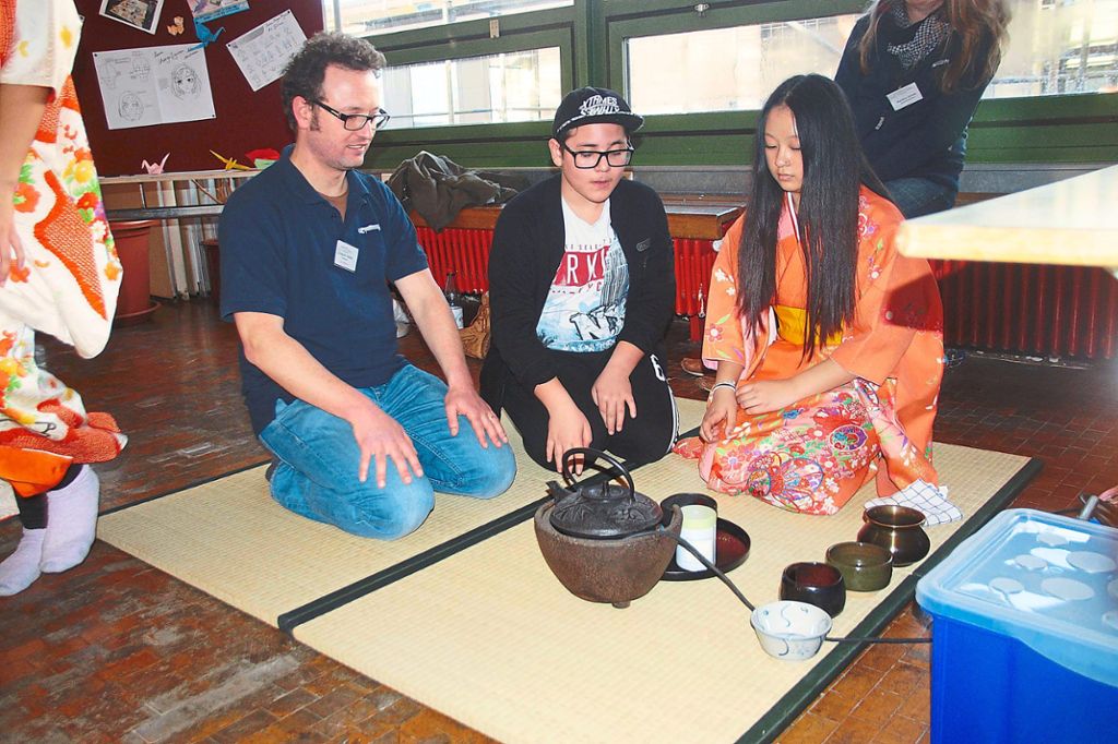 Bei der Japan-AG gibt es eine Tee-Zeremonie.   Foto: Heimpel