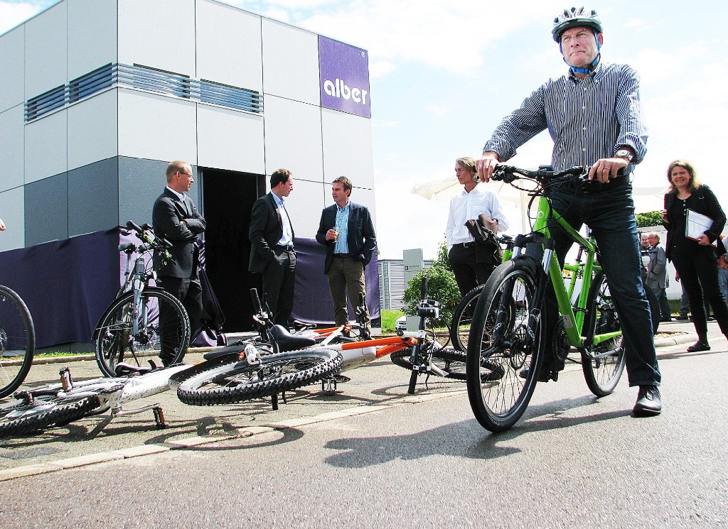 Links der E-Bike-Cubus, rechts Winfried Hermann. Er fuhr danach auf dem E-Bike zum nächsten Termin in Bisingen.