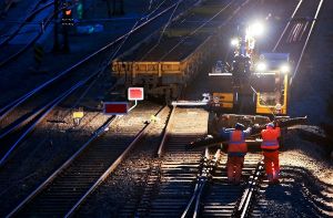 Arbeiter der Deutschen Bahn sollen in der Nacht zum 21. September in Stuttgart-Mitte und Stuttgart-West für eine bessere Gleislage sorgen. Foto: dpa/Symbolbild