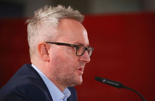 Mit ernster Miene: Alexander Wehrle, der Vorstandsvorsitzende des VfB Stuttgart, spricht über die Umstände des Trainerwechsel. Foto: Baumann/Julia Rahn
