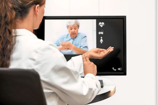 Wenn der Arzt auf dem Bildschirm erscheint...Foto: © M.Dörr & M.Frommherz – stock.adobe.com Foto: Schwarzwälder Bote