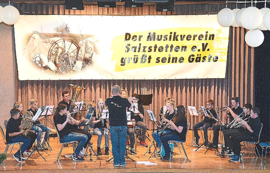 Die Jugendkapelle Salzstetten erfreute die Zuhörer mit flotten und rockigen Melodien.  Fotos: Maier Foto: Schwarzwälder-Bote