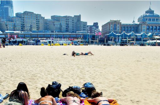 Ungestört am Strand liegen – in Scheveningen ist das für Frauen kaum möglich. Foto: dpa/Robin Utrecht
