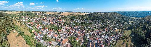 Das Bild zeigt eine Drohnenaufnahme, die in den Film Über den Dächern von Rexingen eingearbeitet wurde und neue Perspektiven der Ortschaft vorstellt. Foto: Dippon Foto: Schwarzwälder-Bote
