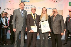Wolfgang Drexler (von links), Bürgermeister-Stellvertreter Hansjörg Staiger, Melanie Reinl und Gerhard Mengesdorf bei der Verleihung in Stuttgart.  Foto: Klink Foto: Schwarzwälder-Bote