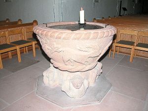 Der Taufstein in der Stadtkirche ist ein historisches Relikt fremder Herkunft. Foto: Archiv