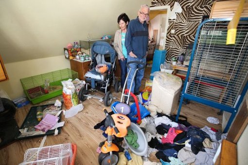 Schockiert über den Zustand seiner Mietwohnung in Schonach ist das Ehepaar Kammerer. Überall liegen Essensreste, Kleider, Spielsachen und Müll und jede Menge Einstreu herum.  Foto: Eich