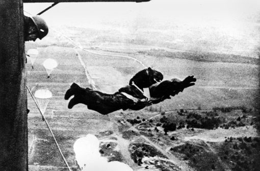Deutsche Fallschirmjäger im Mai 1940 beim „Sprung in die Festung Holland“ Foto: Imago/United Archives International