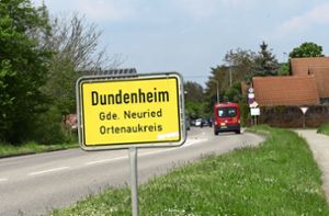 Am Ortseingang von Ichenheim steht das falsche Ortsschild: Unbekannte haben, mutmaßlich als Scherz zum 1. Mai, die beiden Hinweistafeln an den südlichen Ortsausgängen von Dundenheim und Ichenheim vertauscht.  Foto: Köhler