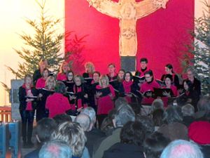 Die St. Johann Singers mit Dirigentin Pia Bauer stimmen beim Adventlicht auf Weihnachten ein.  Foto: Haubold Foto: Schwarzwälder Bote