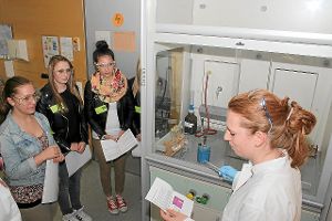 Chemische Experimente bekamen diese Realschülerinnen von einer Abiturientin erläutert. Foto: Hug Foto: Schwarzwälder-Bote