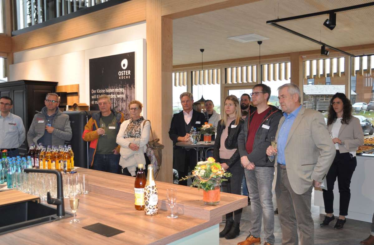 Viele Gäste hatten sich zur Eröffnung des neuen Bemusterungszentrum und Fluck Küchen der Firma  Fluck Holzbau  in dem neuen Gebäude am Standort Riedböhringen versammelt. Foto: Hans Herrmann