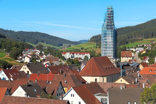 Wegen Sicherheitsfragen zum Gerüststand  sind die Arbeiten am Vöhrenbacher Kirchturm derzeit gestoppt. Foto: Ketterer