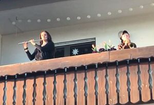 Corinna Spitzner spielt beim Löffinger Balkonkonzert auf ihrer Querflöte, ihr Bruder, der zwölfjährige Simon, auf der Trompete.Foto: Bächle Foto: Schwarzwälder Bote