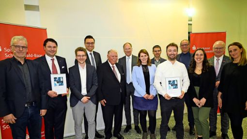 Vertreter der Preisträger und der Preisverleiher trafen sich bei der diesjährigen Vergabe des Innovationspreises in der Sparkassen-Kundenhalle in  Villingen. Foto: Birgit Heinig