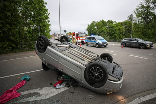Der Peugeot der Unfallverursacherin blieb nach dem Unfall in Villingen auf dem Dach liegen. Foto: Marc Eich