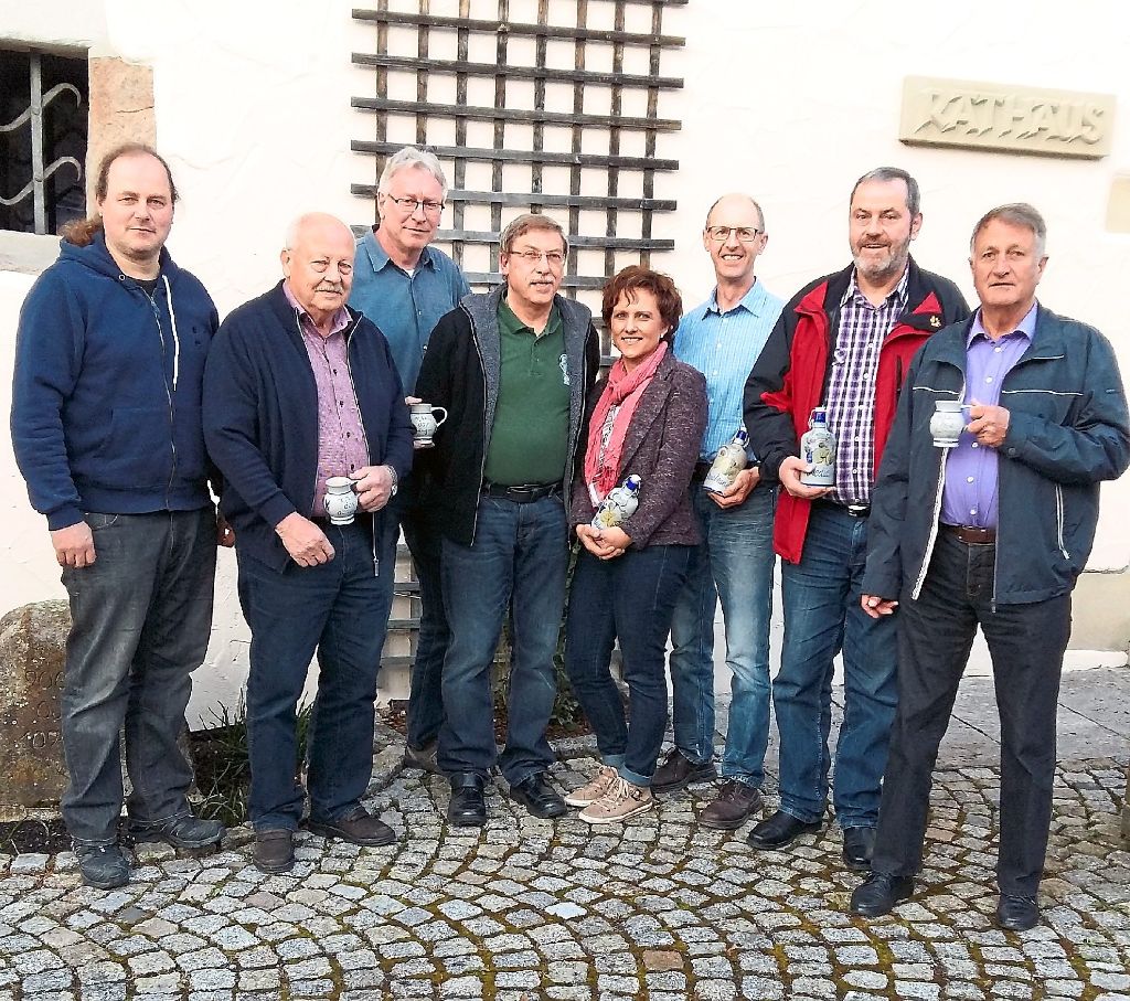 Gründungsmitglieder des Obst- und Gartenbauvereins Owingen  wurden durch die beiden Vorsitzenden Jürgen Behring (Vierter von links) und Ralf Ott (links), geehrt. Foto: Pfeffer Foto: Schwarzwälder-Bote