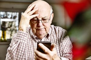 Online-Banking, gar mit dem Smartphone, da sind viele ältere Menschen überfordert. Foto: bilderstoeckchen - stock.adobe.com