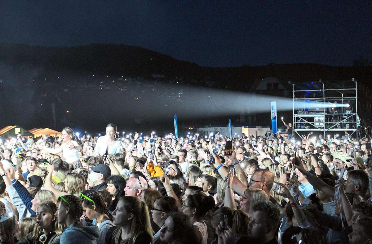 5000 bis 6000 Besucher kamen zum Konzertabend, der eigentlich schon vor zwei Jahren hätte stattfinden sollen. Foto: Sannert