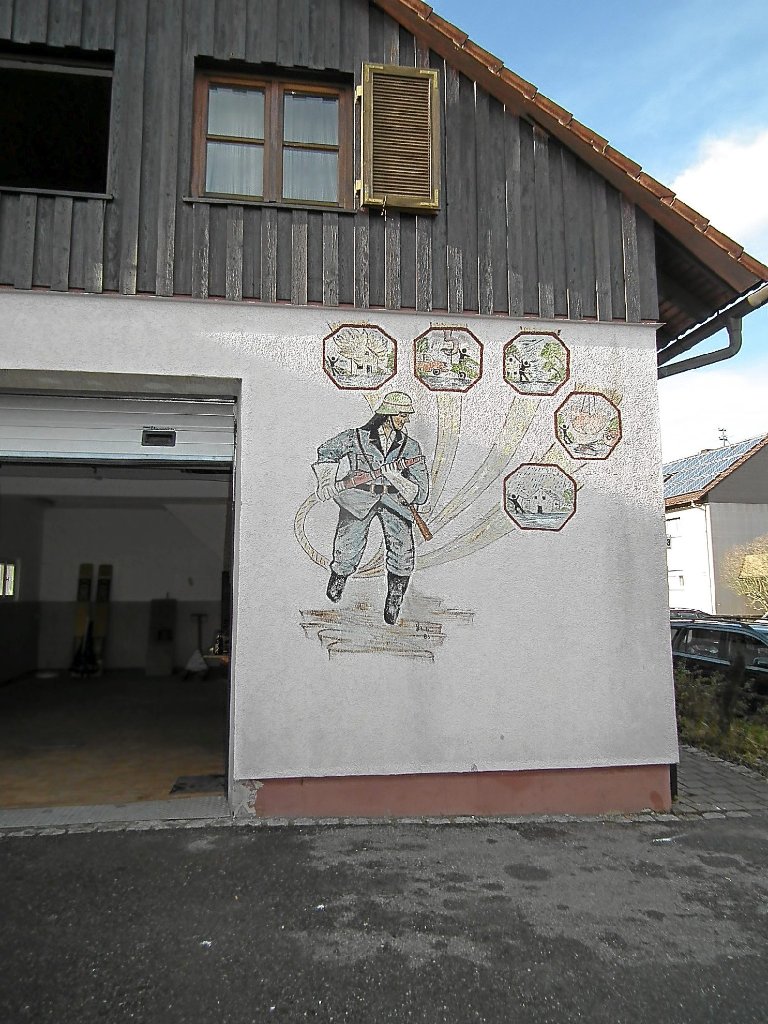 Nur das Fassadenbild zeugt in Oberkollbach noch von der Feuerwehr. Fotos: Stocker