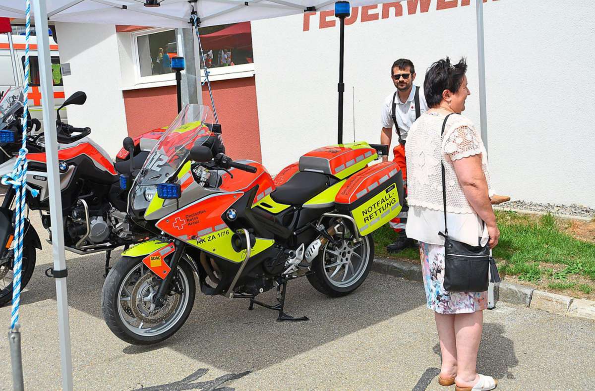 Die Motorradstaffel zeigte ihr neues Fahrzeug im Fuhrpark. Foto: Dürrschnabel